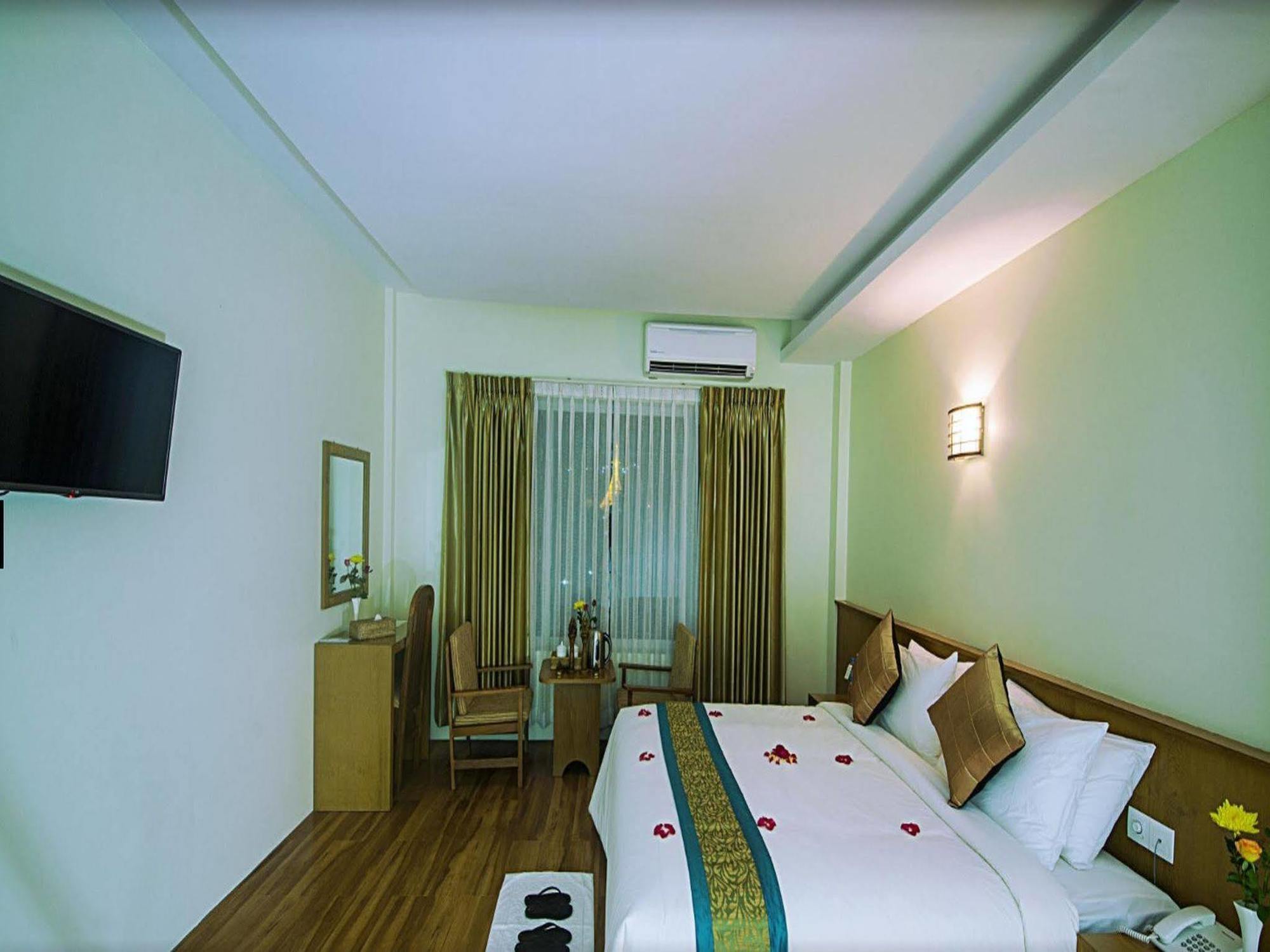 Ngwe Moe Hotel Moulmein Exterior foto